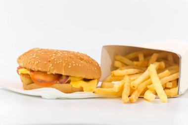 Beyaz bir arka plan üzerinde kızarmış patates. lokanta