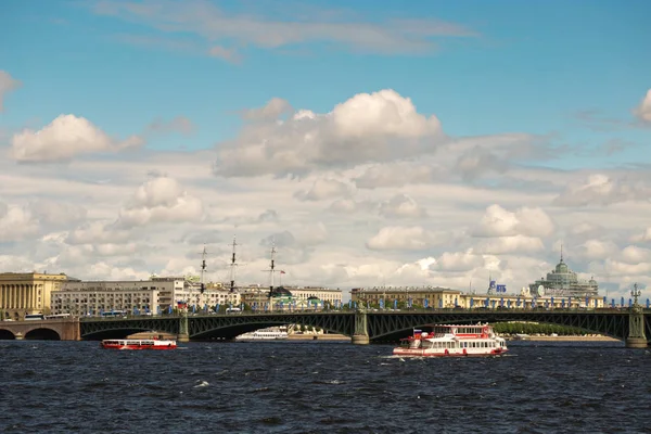 Saint-Pétersbourg, Russie - 28 juin 2017 : Vue panoramique du remblai de la rivière Neva à Saint-Pétersbourg . — Photo