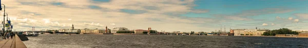 St. Petersburg, Rusya - 28 Haziran 2017: Neva Nehri set St Petersburg of panoramik.