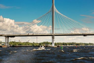 St Petersburg, Rusya - 28 Haziran 2017: Bay St Petersburg otomobil köprüden.