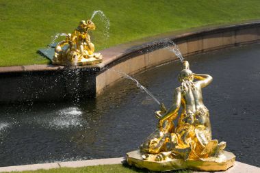 St. Petersburg, Rusya - 28 Haziran 2017: Peterhof Petersburg St Petersburg pınarlarına çağlayan.