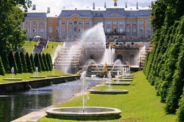 St. Petersburg, Ryssland - 28 juni 2017: kaskad av fontäner i Peterhof i St. Petersburg Petersburg. — Stockfoto