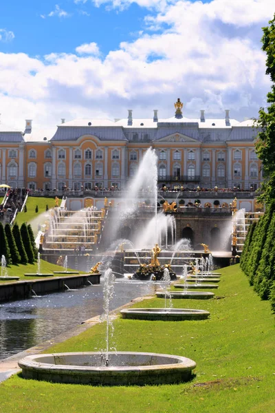 São Petersburgo, Rússia - 28 de junho de 2017: cascata de fontes em Peterhof em São Petersburgo . — Fotografia de Stock