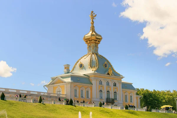 Санкт-Петербург, Росія - 28 червня 2017: церква з золотими куполами в Петергофі в Санкт-Петербурзі. Петербург. — стокове фото