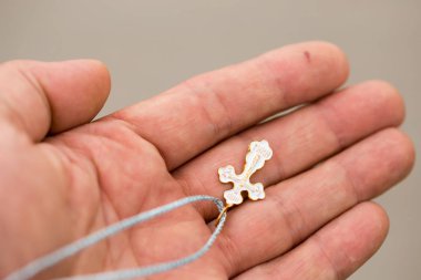 Turları, Belarus - 15 Haziran 2017: erkekler elinde bir dize çarmıhta.