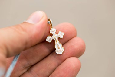 Turları, Belarus - 15 Haziran 2017: erkekler elinde bir dize çarmıhta.