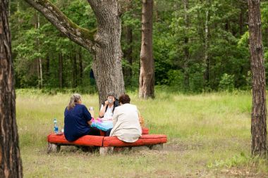 Turlar, Belarus - 15 Haziran 2017: yola dinlenecek bir yer. Kadın yemek yerken.