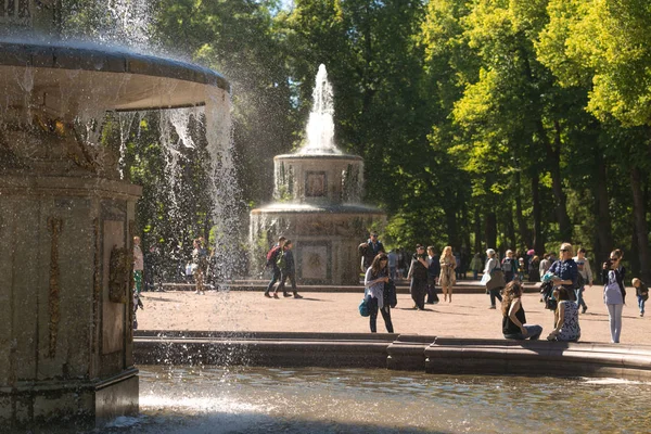 St. Petersburg, Russia - June 28, 2017: cascade of fountains in Peterhof in St. Petersburg . — стоковое фото