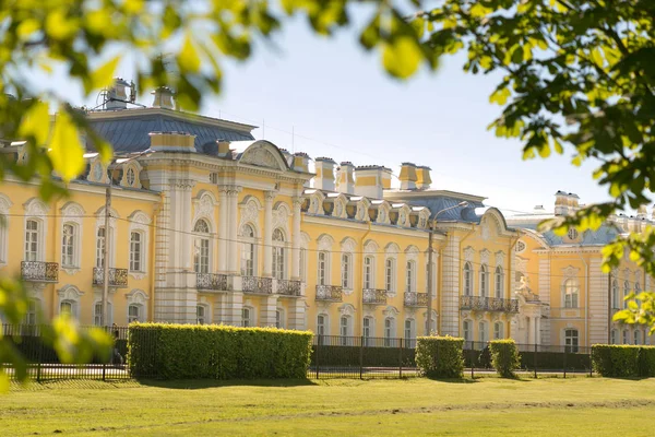 St. Petersburg, Rusya Federasyonu - 28 Haziran 2017: Petersburg Peterhof Parkı içinde güzel bir bina.
