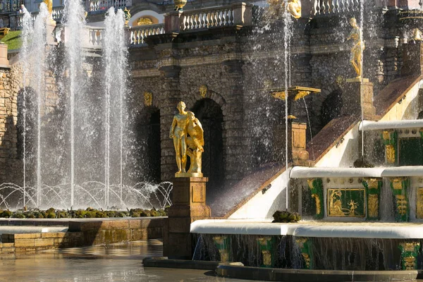 St. Petersburg, Ryssland - 28 juni 2017: kaskad av fontäner i Peterhof i St. Petersburg Petersburg. — Stockfoto