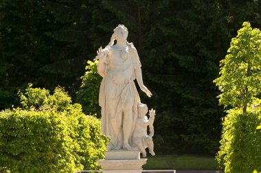 St. Petersburg, Rusya Federasyonu - 28 Haziran 2017: beyaz heykeller Petersburg Peterhof Parkı içinde.