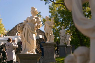 St. Petersburg, Rusya Federasyonu - 28 Haziran 2017: beyaz heykeller Petersburg Peterhof Parkı içinde.