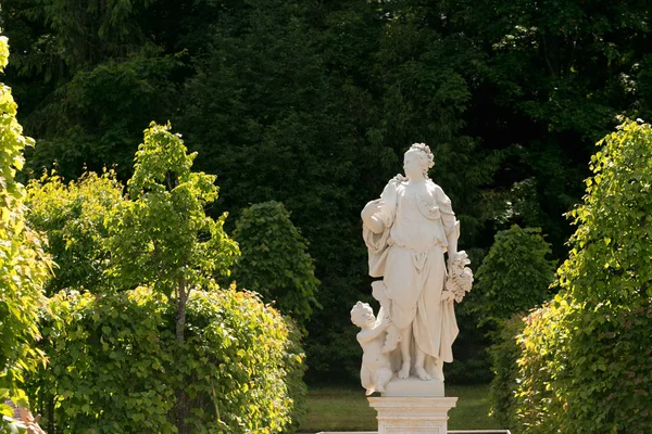 St. Petersburg, Ryssland - 28 juni 2017: vita statyer i parken av Peterhof i Petersburg. — Stockfoto