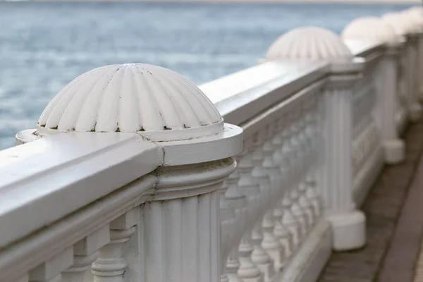 Mooie witte reling tegen de achtergrond van de zee en de lucht — Stockfoto