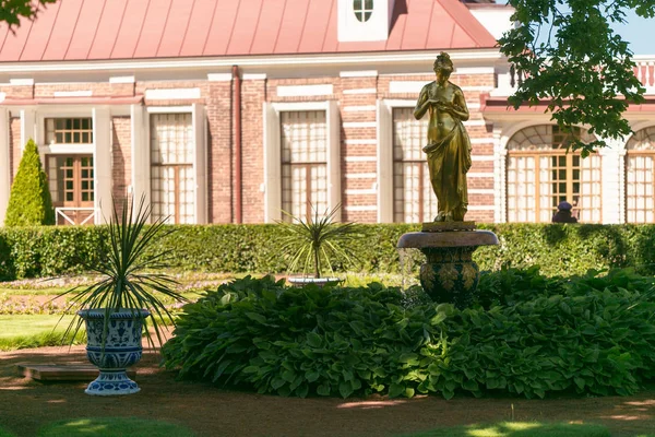 San Petersburgo, Rusia - 28 de junio de 2017: estatuas blancas en el parque de Peterhof en Petersburgo . —  Fotos de Stock