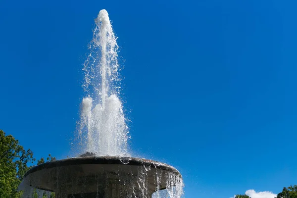 San Petersburgo, Rusia - 28 de junio de 2017: cascada de fuentes en Peterhof en San Petersburgo Petersburg . — Foto de Stock