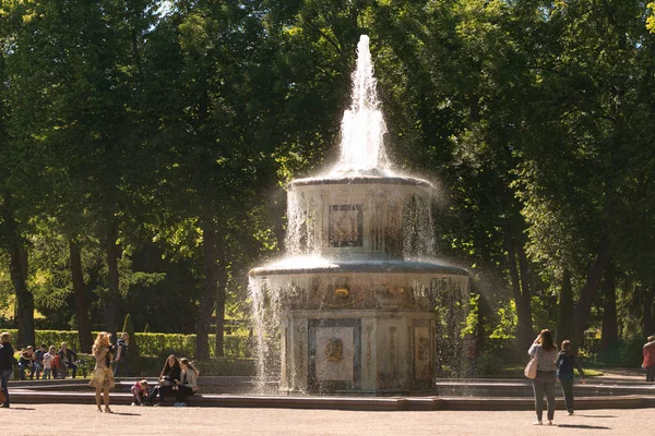 St. Petersburg, Russia - June 28, 2017: cascade of fountains in Peterhof in St. Petersburg . — стоковое фото