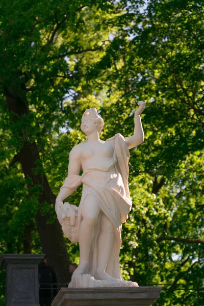 Санкт-Петербург, Россия - 28 июня 2017: белые статуи в парке Петергофа в Петербурге . — стоковое фото