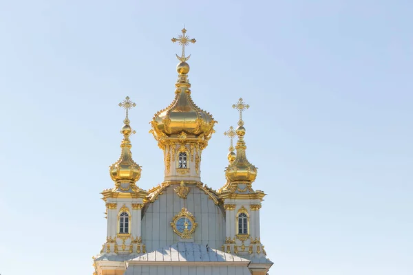 Санкт-Петербург, Росія - 28 червня 2017: церква з золотими куполами в Петергофі в Санкт-Петербурзі. Петербург. — стокове фото