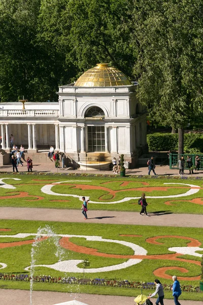 St. Petersburg, Ryssland - 28 juni 2017: en vacker byggnad i parken av Peterhof i Petersburg. — Stockfoto