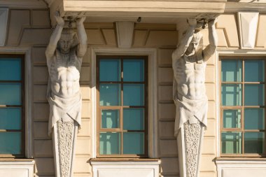 St. Petersburg, Rusya Federasyonu - 28 Haziran 2017: efsanevi hayvan heykelleri St. Petersburg binalarda cephe süslemeleri