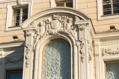 St. Petersburg, Rusya Federasyonu - 28 Haziran 2017: efsanevi hayvan heykelleri St. Petersburg binalarda cephe süslemeleri