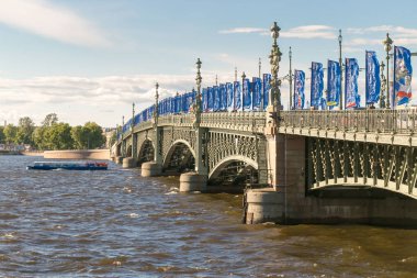 St. Petersburg, Rusya Federasyonu - 28 Haziran 2017: St. Petersburg Neva nehri geçip otomatik köprü.