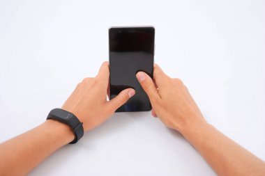 Fitness bilezik ve beyaz kadın elinde telefon