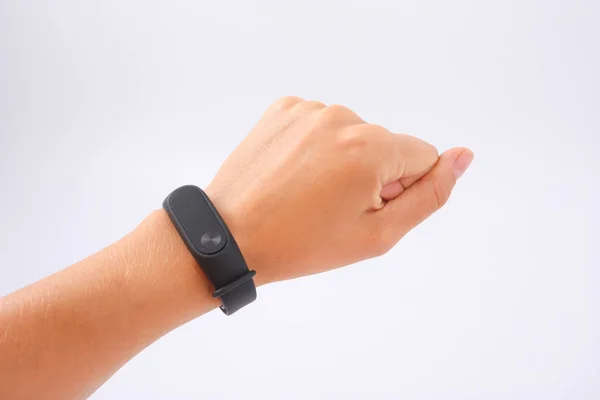Fitness bilezik ve beyaz kadın elinde telefon