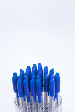 Tükenmez kalem beyaz zemin üzerinde bir sürü.