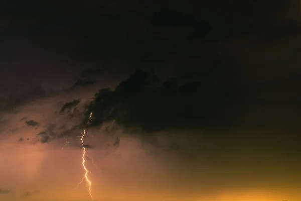 Lightning bolts against the backdrop of a thundercloud. — Stock Photo, Image