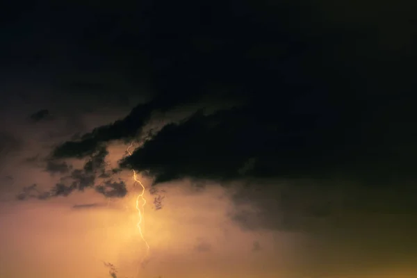 Lightning bolts against the backdrop of a thundercloud. — Stock Photo, Image