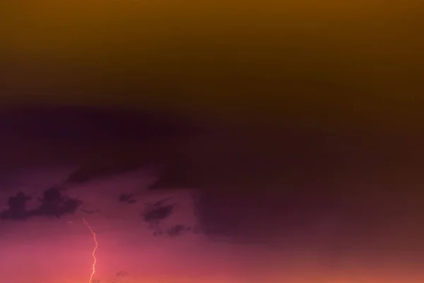 Blitze vor dem Hintergrund einer Gewitterwolke. — Stockfoto