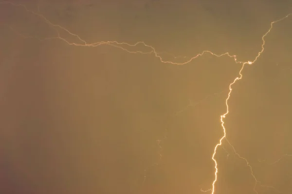 번개 볼트는 thundercloud의 배경. — 스톡 사진