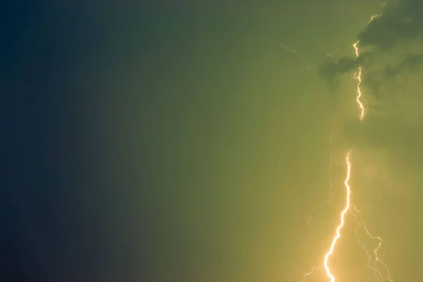 Lightning bolts against the backdrop of a thundercloud. — Stock Photo, Image