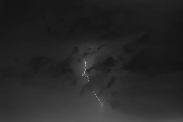 Αστραπές με φόντο ένα thundercloud. — Φωτογραφία Αρχείου