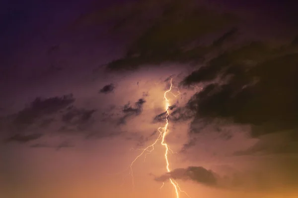 Rayos contra el telón de fondo de una nube de truenos . —  Fotos de Stock