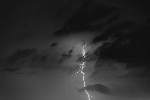 Villámok thundercloud hátterében. — Stock Fotó