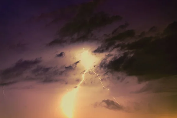 Lightning bolts against the backdrop of a thundercloud. — Stock Photo, Image