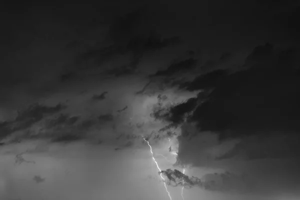 Lightning bolts against the backdrop of a thundercloud. — Stock Photo, Image