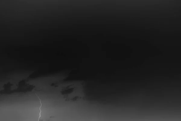 Lightning bolts against the backdrop of a thundercloud. — Stock Photo, Image