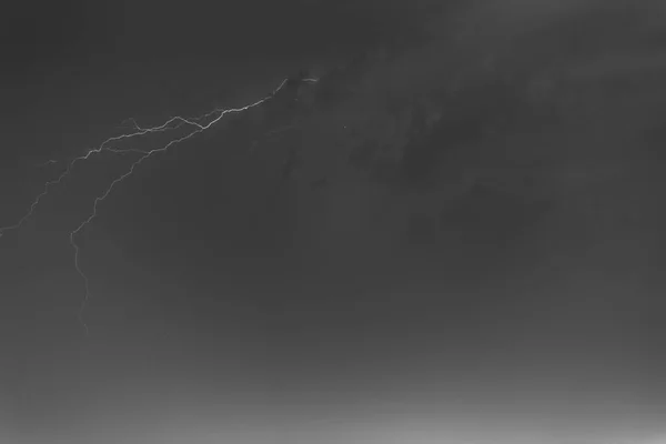 Lightning bolts against the backdrop of a thundercloud. — Stock Photo, Image