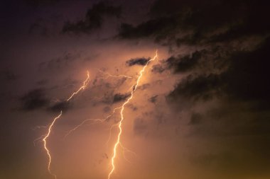 Bir görebilsin fonunda yıldırım cıvata.