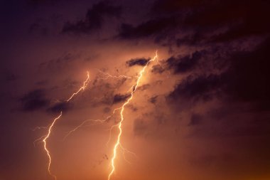 Bir görebilsin fonunda yıldırım cıvata.