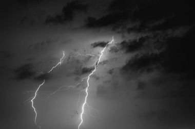 Bir görebilsin fonunda yıldırım cıvata.