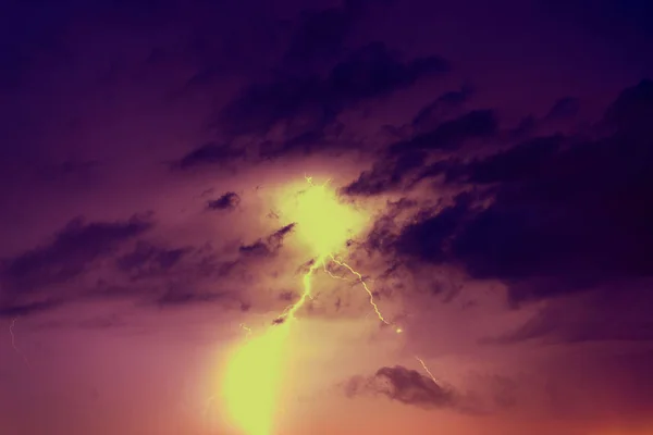 Blesky na pozadí bouřkový mrak. — Stock fotografie