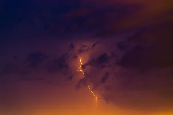 Rayos contra el telón de fondo de una nube de truenos . —  Fotos de Stock