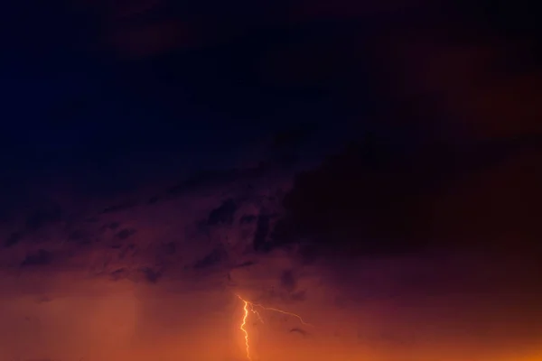 Blitze vor dem Hintergrund einer Gewitterwolke. — Stockfoto