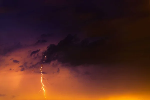 번개 볼트는 thundercloud의 배경. — 스톡 사진