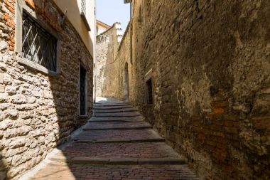 Bergamo, İtalya - 18 Ağustos 2017: Sessiz ve Bergamo eski kasaba sokaklarında dar.